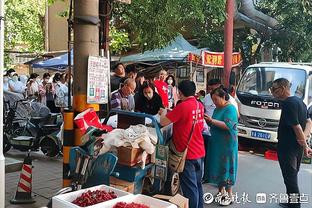 小斯：如今联盟很难找到像我这样的球员 字母哥是其中一个